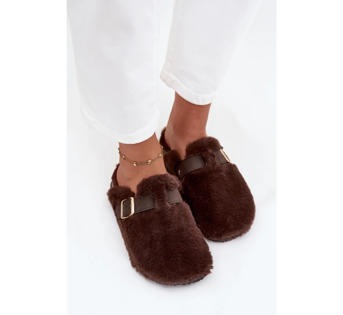 Kožešinové dámské pantofle na platformě s páskem a sponou hnědé model 21709369 - Boto Kožešinové dámské pantofle na platformě s páskem a sponou hnědé model 21709369 - Boto