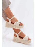 Dámské sandály na klínu s přezkou béžové model 21696184 - Boto Dámské sandály na klínu s přezkou béžové model 21696184 - Boto
