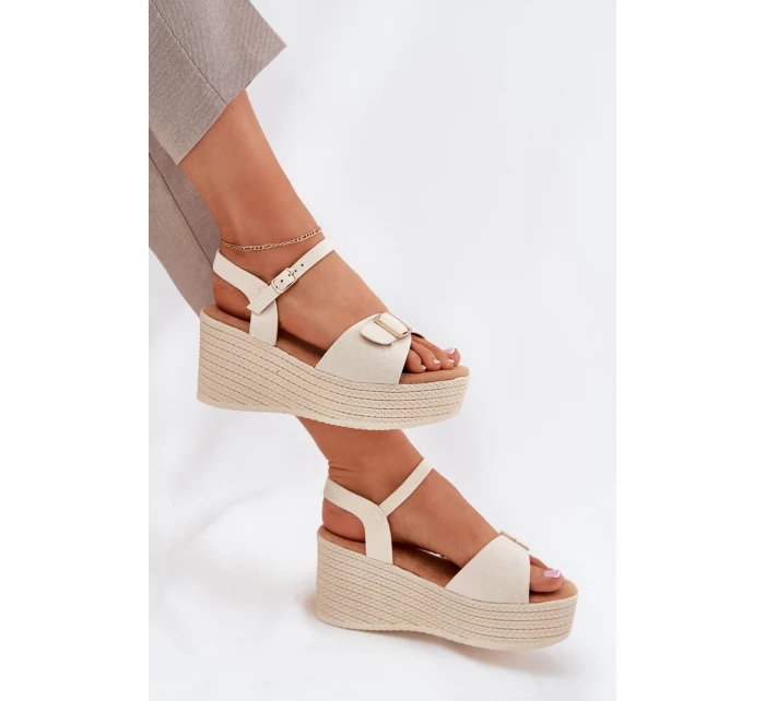 Dámské sandály na klínu s přezkou béžové model 21696184 - Boto Dámské sandály na klínu s přezkou béžové model 21696184 - Boto