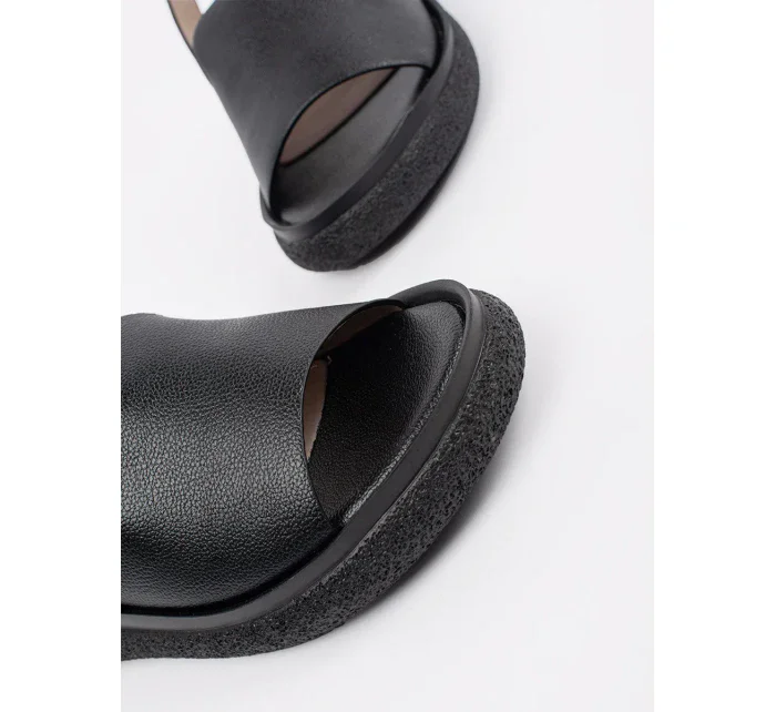 Designové  sandály černé dámské bez podpatku