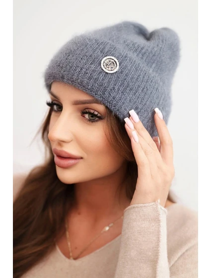 Dámská zimní čepice model 21441760 s ozdobným knoflíkem grafitová - K-Fashion Dámská zimní čepice model 21441760 s ozdobným knoflíkem grafitová - K-Fashion