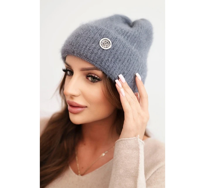 Dámská zimní čepice model 21441760 s ozdobným knoflíkem grafitová - K-Fashion Dámská zimní čepice model 21441760 s ozdobným knoflíkem grafitová - K-Fashion