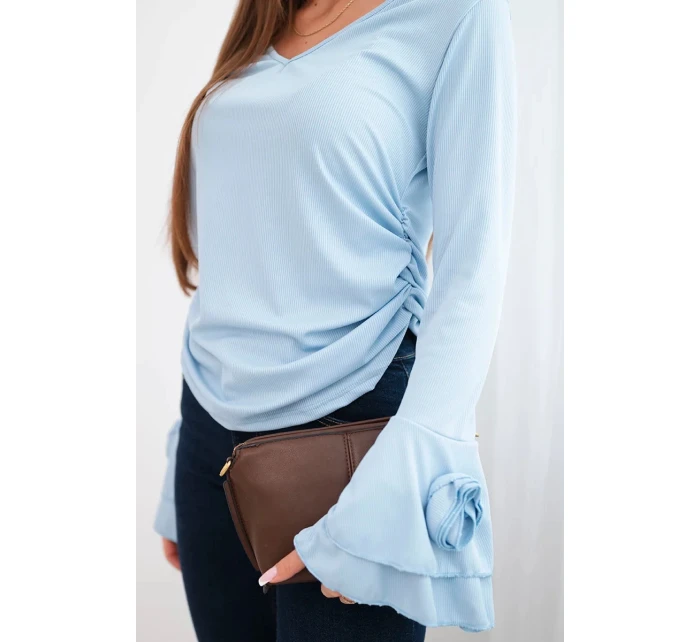 Dámská pruhovaná blůza s výstřihem do V a volánky na rukávech modrá