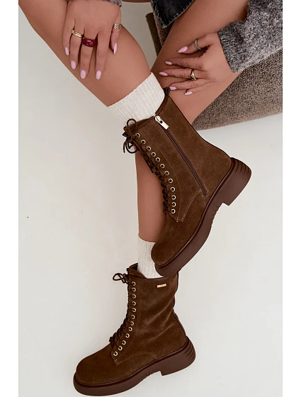 Zateplené pracovní kotníčkové boty z velurové kůže Big Star model 22539858 Světle hnědé - Big Star Shoes Zateplené pracovní kotníčkové boty z velurové kůže Big Star model 22539858 Světle hnědé - Big Star Shoes