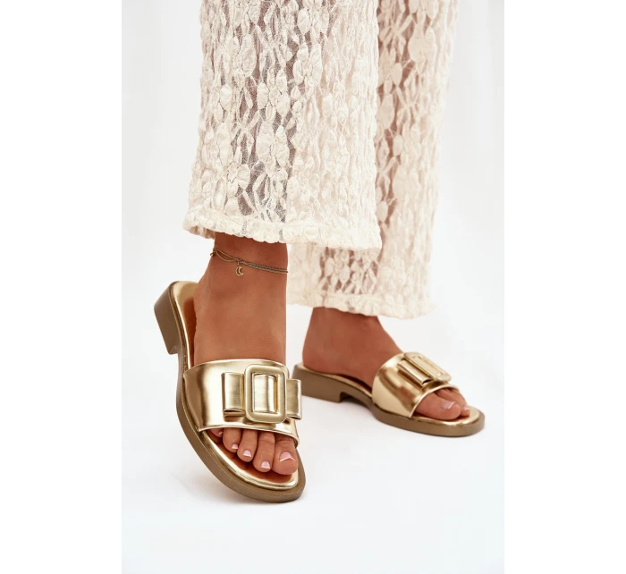 Dámské nazouváky na ploché podrážce s zlatým přezkou model 21900550 - Boto