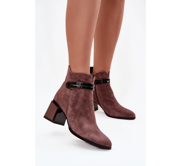 Dámské semišové kožené kotníkové boty na sloupkovém podpatku – hnědé