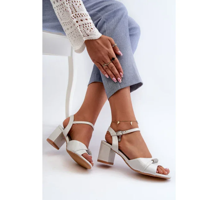 Dámské sandály z eko kůže na vysokém podpatku se stříbrnými ozdobami Narhi Dámské sandály z eko kůže na vysokém podpatku se stříbrnými ozdobami Narhi