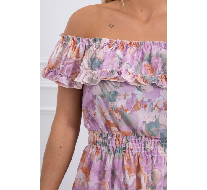 Květinové šaty s odhalenými rameny ve fialové barvě