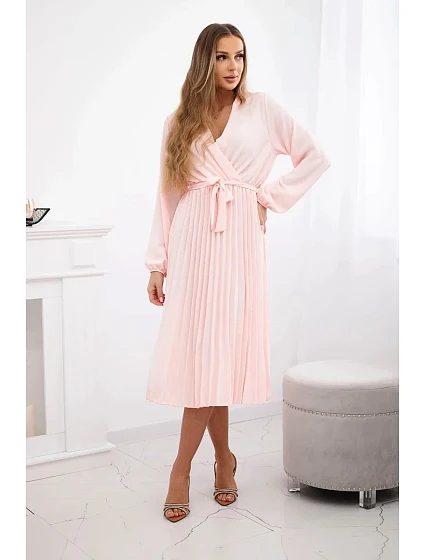 Šaty se model 21908515 plisovaným lemem pudrově růžová - K-Fashion