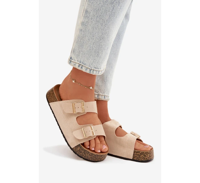 Dámské pantofle na korkové platformě se zlatými sponami světle béžové model 21919272 - EVENTO