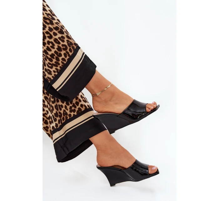 Lakované Dámské Pantofle Na Klínu Černé model 21688970 - Boto