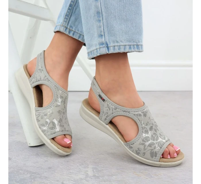 Dámské elastické květinové sandály šedé barvy model 21904744 - Unisoft Dámské elastické květinové sandály šedé barvy model 21904744 - Unisoft
