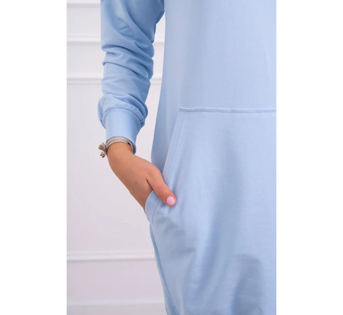 Šaty s kapucí v modré barvě