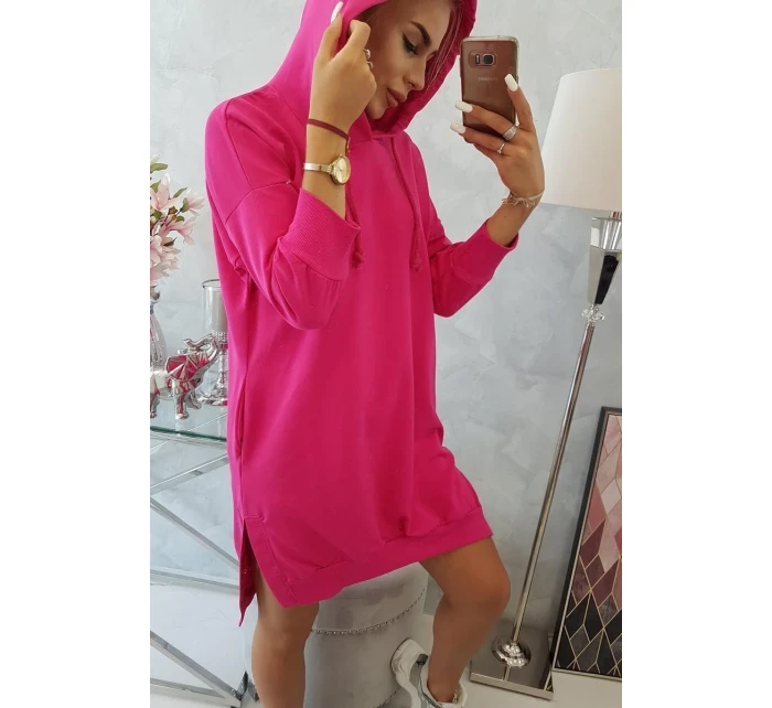 Šaty s kapucí a delšími zády fuchsiové barvy