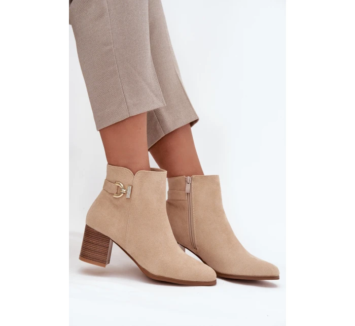 Zateplené dámské kotníkové boty na podpatku se zlatým detailem béžové model 21708228 - Boto Zateplené dámské kotníkové boty na podpatku se zlatým detailem béžové model 21708228 - Boto