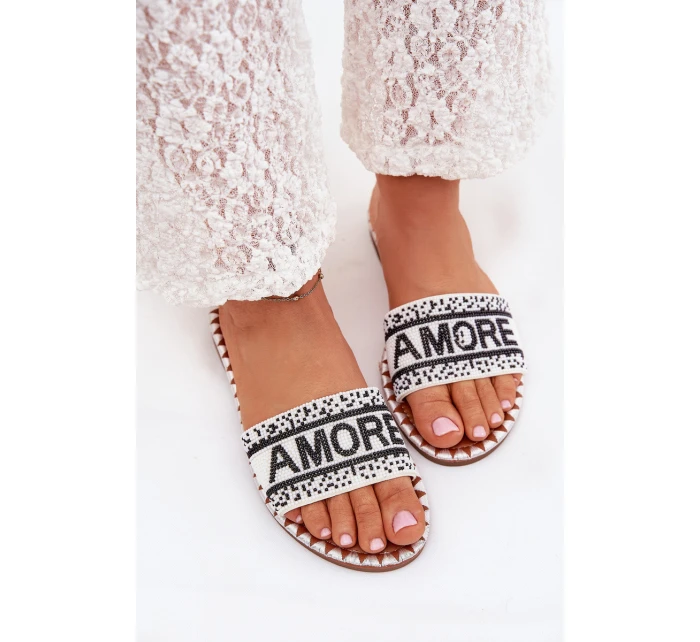 Dámské sandály na plochém podpatku se zdobením Amore bílé Avelina Dámské sandály na plochém podpatku se zdobením Amore bílé Avelina