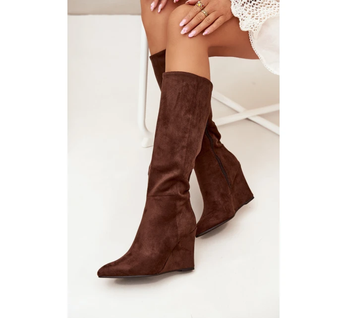 Zateplené dámské kozačky na klínu čokoládové model 21705078 - Boto Zateplené dámské kozačky na klínu čokoládové model 21705078 - Boto