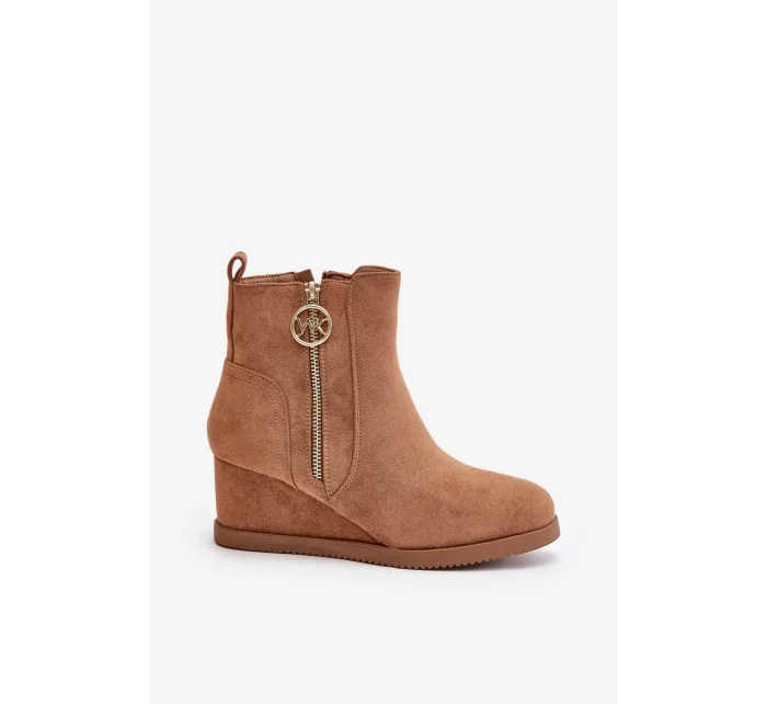Zateplené Kotníkové Boty Na Klínku S Ozdobným Zipem Eko Semišové Camel Leretha Zateplené Kotníkové Boty Na Klínku S Ozdobným Zipem Eko Semišové Camel Leretha