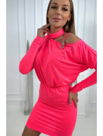 Šaty se zdobením na rameni růžové neonové