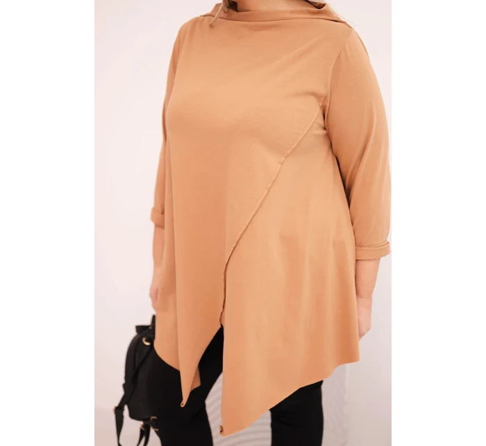Dámská bavlněná blůza Plus Size asymetrická s ohrnutým rukávem jasně camelová Dámská bavlněná blůza Plus Size asymetrická s ohrnutým rukávem jasně camelová