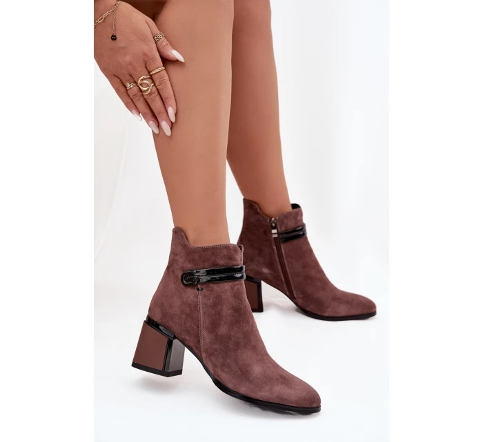 Dámské semišové kožené kotníkové boty na sloupkovém podpatku – hnědé