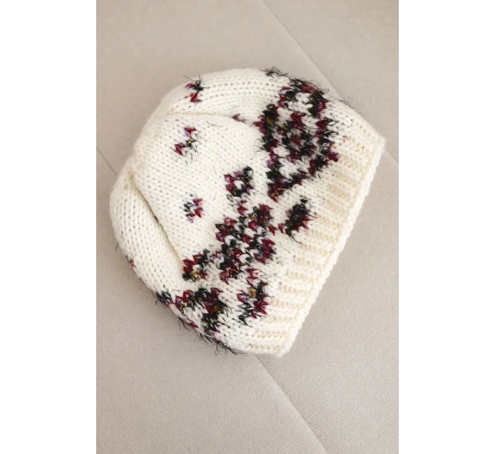 Dámská zimní čepice s norským vzorem a silným pletením K351 ecru+czerwony Dámská zimní čepice s norským vzorem a silným pletením K351 ecru+czerwony