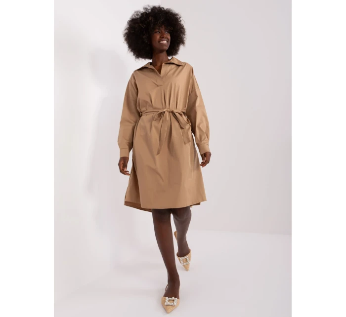 Sukienka CHA SK model 20129351 ciemny bezowy - FPrice Sukienka CHA SK model 20129351 ciemny bezowy - FPrice