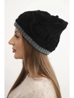 Dámská zimní čepice z vlny s proplétaným vzorem K443 černá + šedá Dámská zimní čepice z vlny s proplétaným vzorem K443 černá + šedá