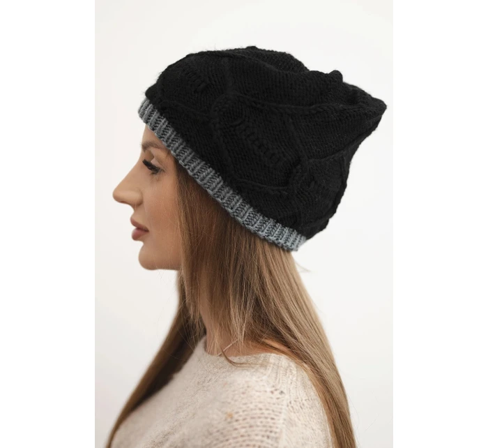 Dámská zimní čepice z vlny s proplétaným vzorem K443 černá + šedá Dámská zimní čepice z vlny s proplétaným vzorem K443 černá + šedá