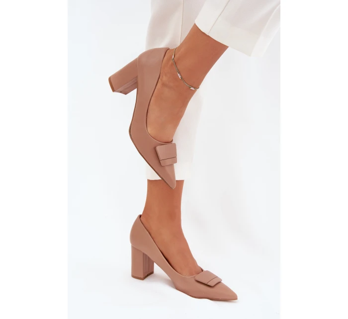 Dámské lodičky na širokém podpatku s ozdobou Celira – tmavě béžové Dámské lodičky na širokém podpatku s ozdobou Celira – tmavě béžové