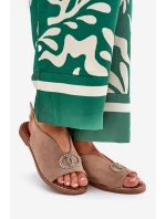 Dámské Sandály S Dekorací Na Plochém Podpatku Eko Semišové Tmavě Béžové model 21685742 - Boto Dámské Sandály S Dekorací Na Plochém Podpatku Eko Semišové Tmavě Béžové model 21685742 - Boto