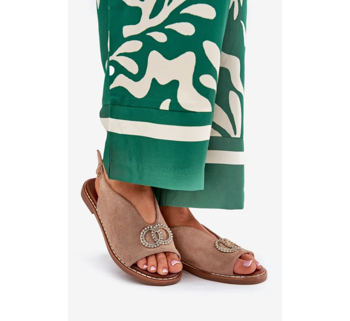 Dámské Sandály S Dekorací Na Plochém Podpatku Eko Semišové Tmavě Béžové model 21685742 - Boto Dámské Sandály S Dekorací Na Plochém Podpatku Eko Semišové Tmavě Béžové model 21685742 - Boto