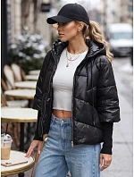 Krótka kurtka damska pikowana z kapturem czarna model 22341023 - FashionStreet Krótka kurtka damska pikowana z kapturem czarna model 22341023 - FashionStreet