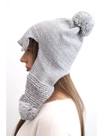 Dámská zimní čepice s vlnou, kšiltem a bambulemi K475 světle šedá Dámská zimní čepice s vlnou, kšiltem a bambulemi K475 světle šedá