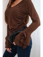 Dámská pruhovaná blůza s V výstřihem a volánky na rukávech hnědá