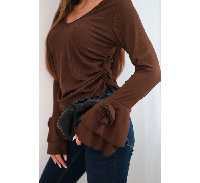 Dámská pruhovaná blůza s V výstřihem a volánky na rukávech hnědá
