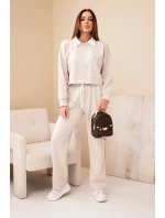 Dámský komplet s mikinou s límečkem a jednoduchými kalhotami béžový