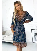 Plisované dámské midi šaty s výstřihem, dlouhými rukávy, černým opaskem a se světle vzorem model 18979492 - numoco basic Plisované dámské midi šaty s výstřihem, dlouhými rukávy, černým opaskem a se světle vzorem model 18979492 - numoco basic