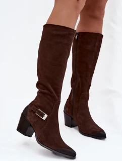 Kožené semišové kozačky na podpatku s přezkou Čokoládové model 21744813 - Zazoo