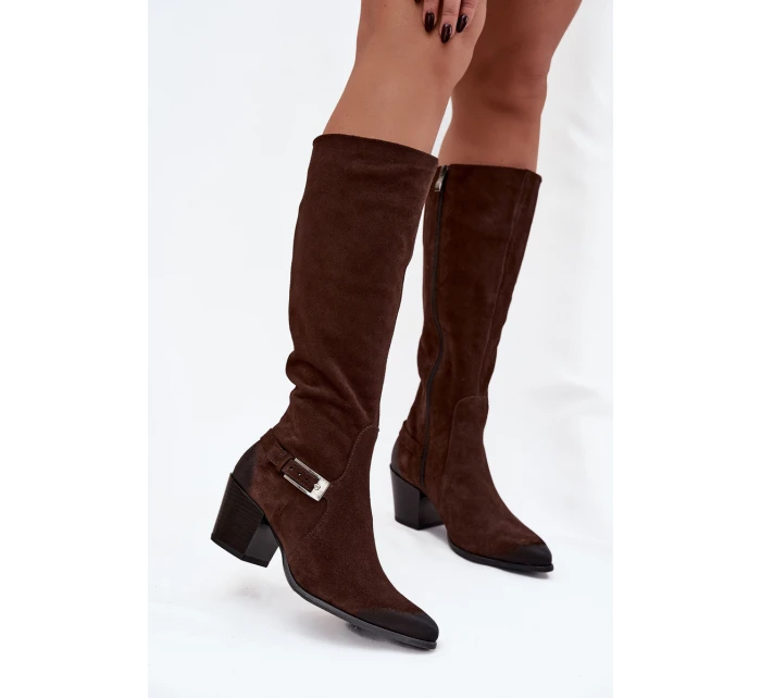 Kožené semišové kozačky na podpatku s přezkou  Čokoládové model 21744813 - Zazoo