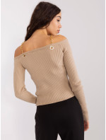 Béžový svetr s otevřenými rameny a řetízky