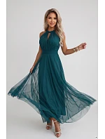 Elegantní večerní maxi šaty s výstřihem, tylem a zavazováním v pase – zelené model 22285998 - numoco basic Elegantní večerní maxi šaty s výstřihem, tylem a zavazováním v pase – zelené model 22285998 - numoco basic