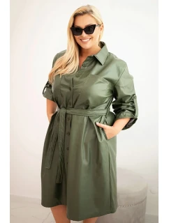 Dámské šaty z model 21397682 Plus Size s páskem a límečkem khaki - K-Fashion