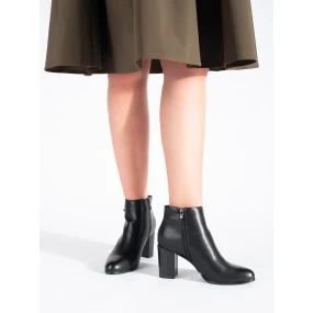 Pohodlné dámské  kotníčkové boty černé na plochém podpatku