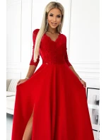 AMBER Elegantní červené dlouhé dámské krajkové šaty s výstřihem a rozparkem na noze model 19144269 - numoco