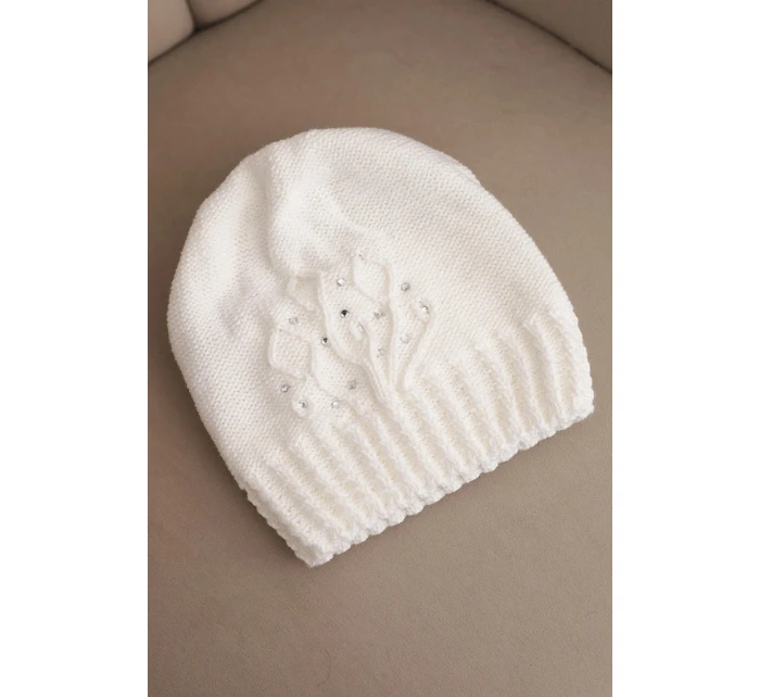 Dámská zimní čepice s vlnou zdobená flitry a pletením K473 bílá