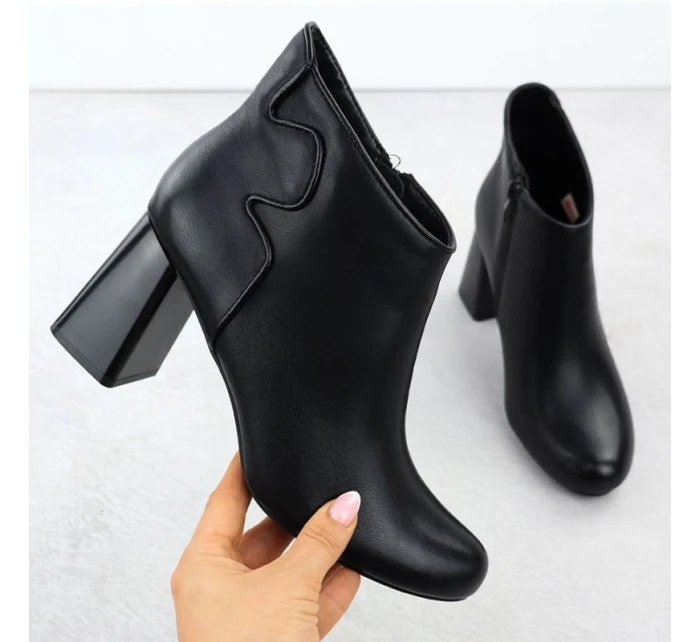 Elegantní černé kožené boty na jehlovém podpatku model 21905504 - JEZZI