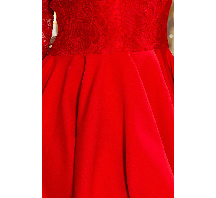 Červené dámské šaty s delším zadním dílem a krajkovým výstřihem model 7162273 - numoco