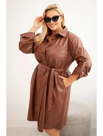 Dámské šaty z model 21397688 Plus Size s páskem a límečkem hnědá - K-Fashion