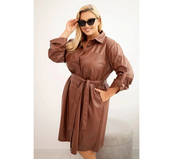 Dámské šaty z model 21397688 Plus Size s páskem a límečkem hnědá - K-Fashion